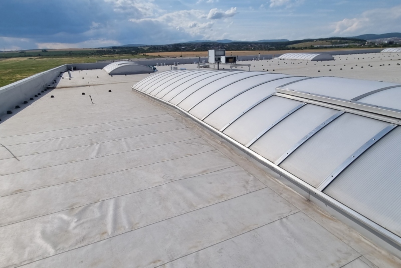 Logistické haly / CTPark Košice - KSC 13 CTP KE KSC 13 - dodávka a montáž skladaného strešného plášťa